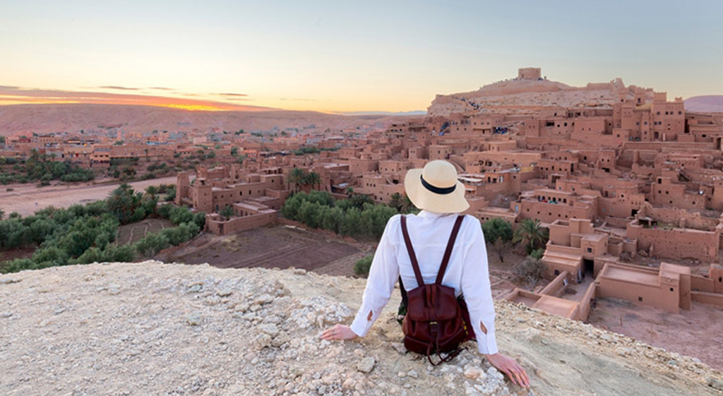 Uitzicht op de kasbah van Aït Ben Haddou in Marokko bij zonsondergang.
