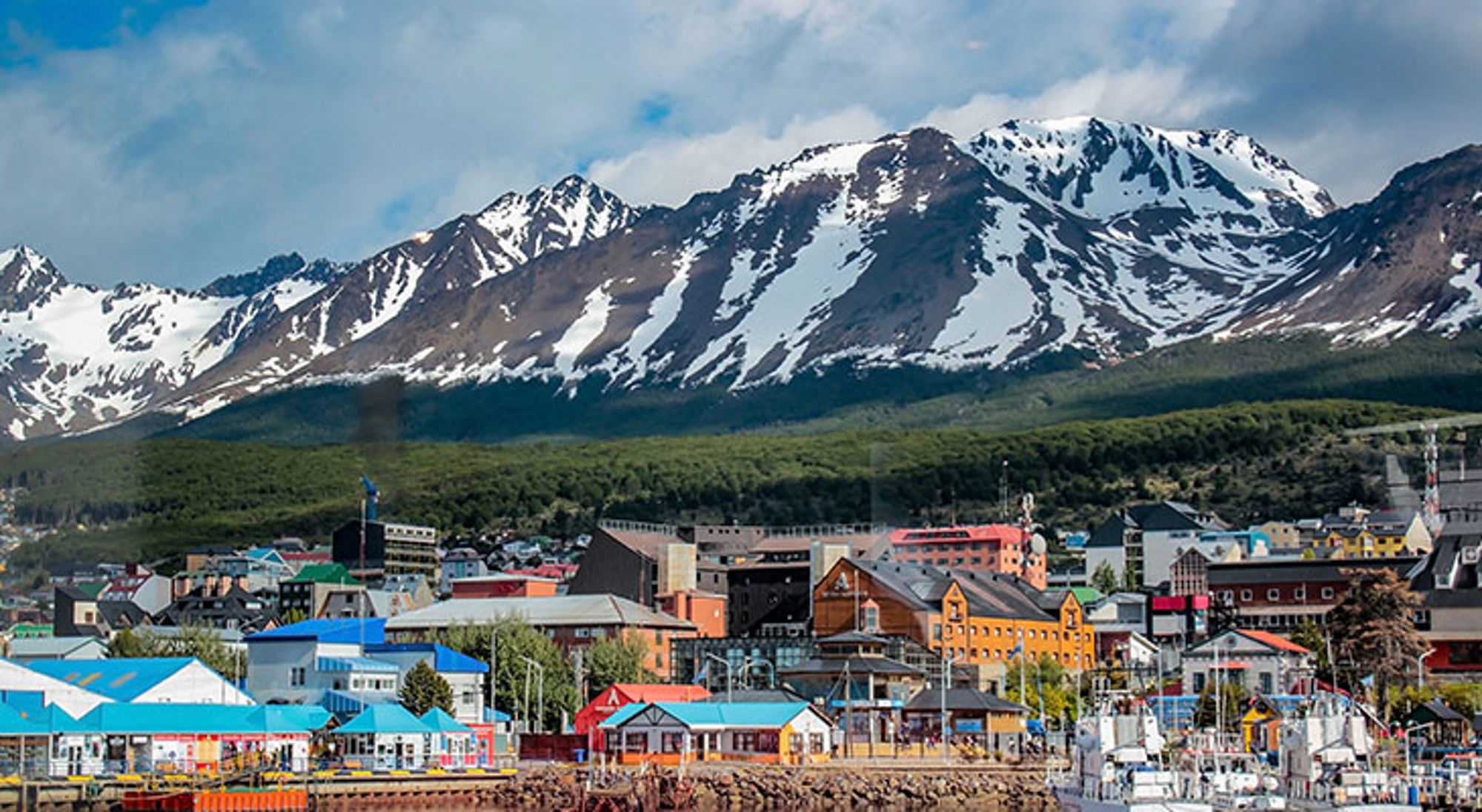 Ushuaia stad Uitzicht op Ushuaia met kleurrijke haven en besneeuwde Andesbergen op de achtergrond in Patagonië.