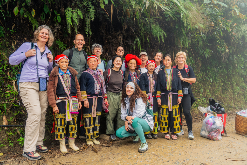 Groepsfoto met reizigers en lokale bevolking tijdens hike in Sapa, Vietnam