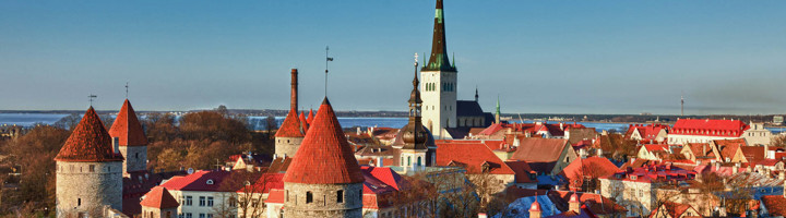 Panorama van de oude binnenstad van Tallinn met middeleeuwse torens en rode daken, Baltische Staten.