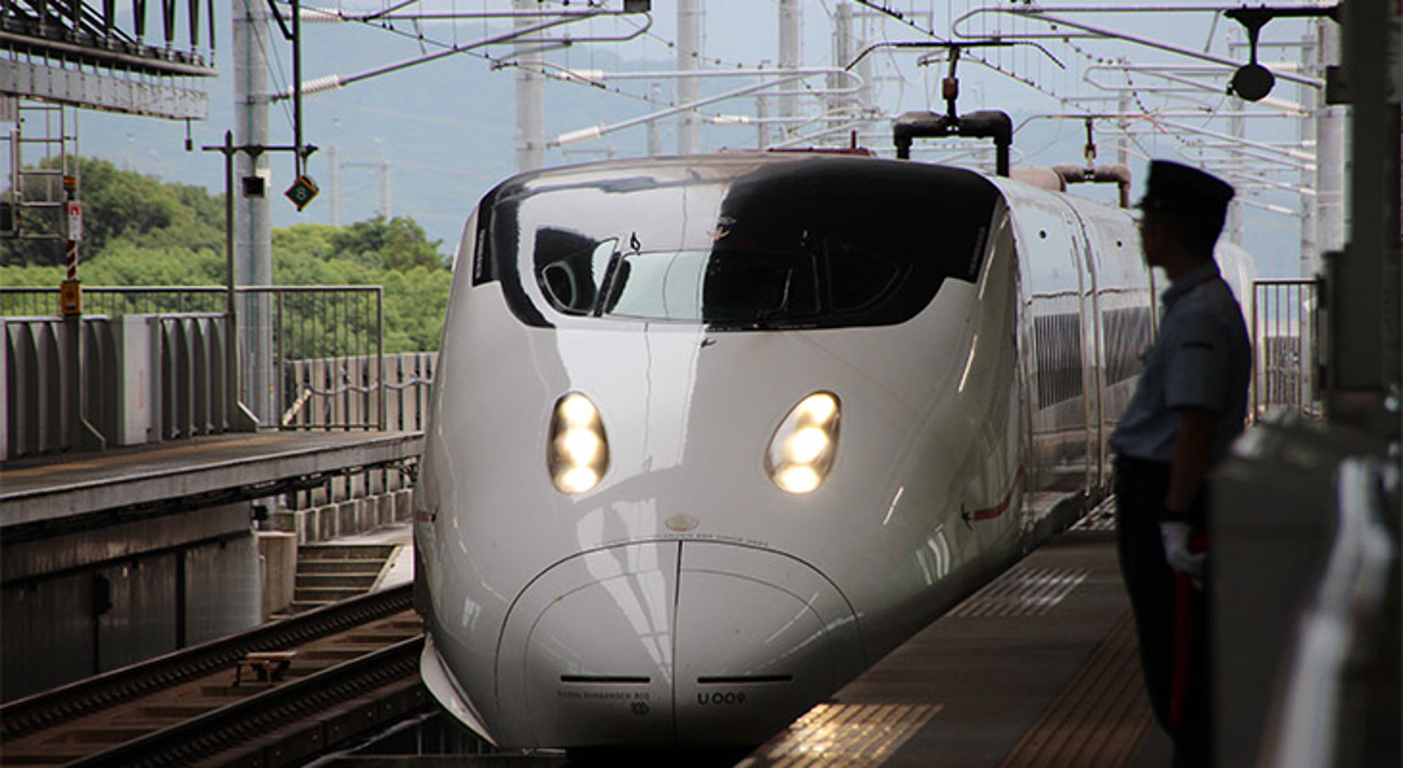 Shinkansen op station