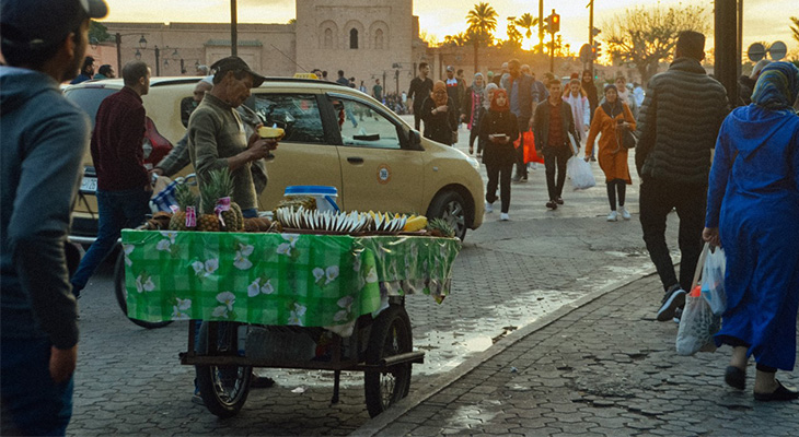 Djemaa El Fna plein met taxi's Djemaa El Fna plein met taxi's