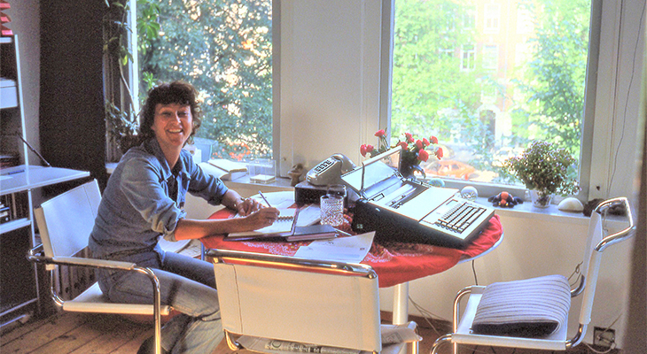 Mieke aan de keukentafel van Ellie Mieke aan de keukentafel van Ellie