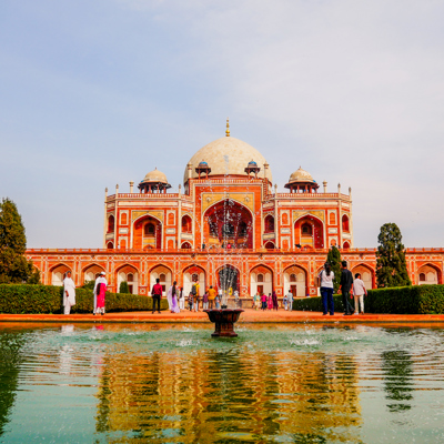 Humayun’s Tomb in Delhi met fontein en bezoekers tijdens een 22-35ers reis India.