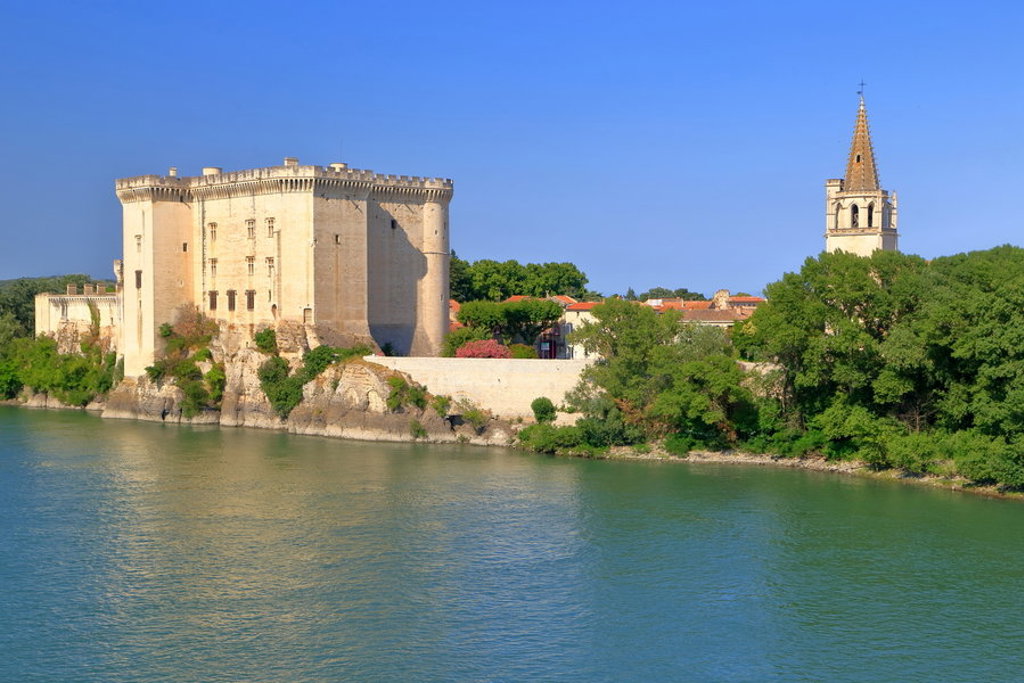 main_shutterstock_tarascon_provence.jpg