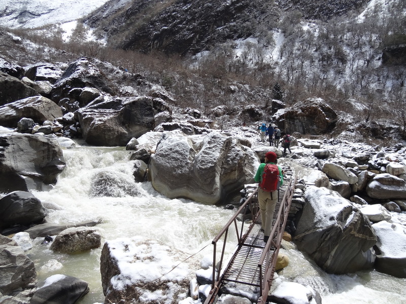 wandel over brug in bergen van nepal wandel over brug in bergen van nepal