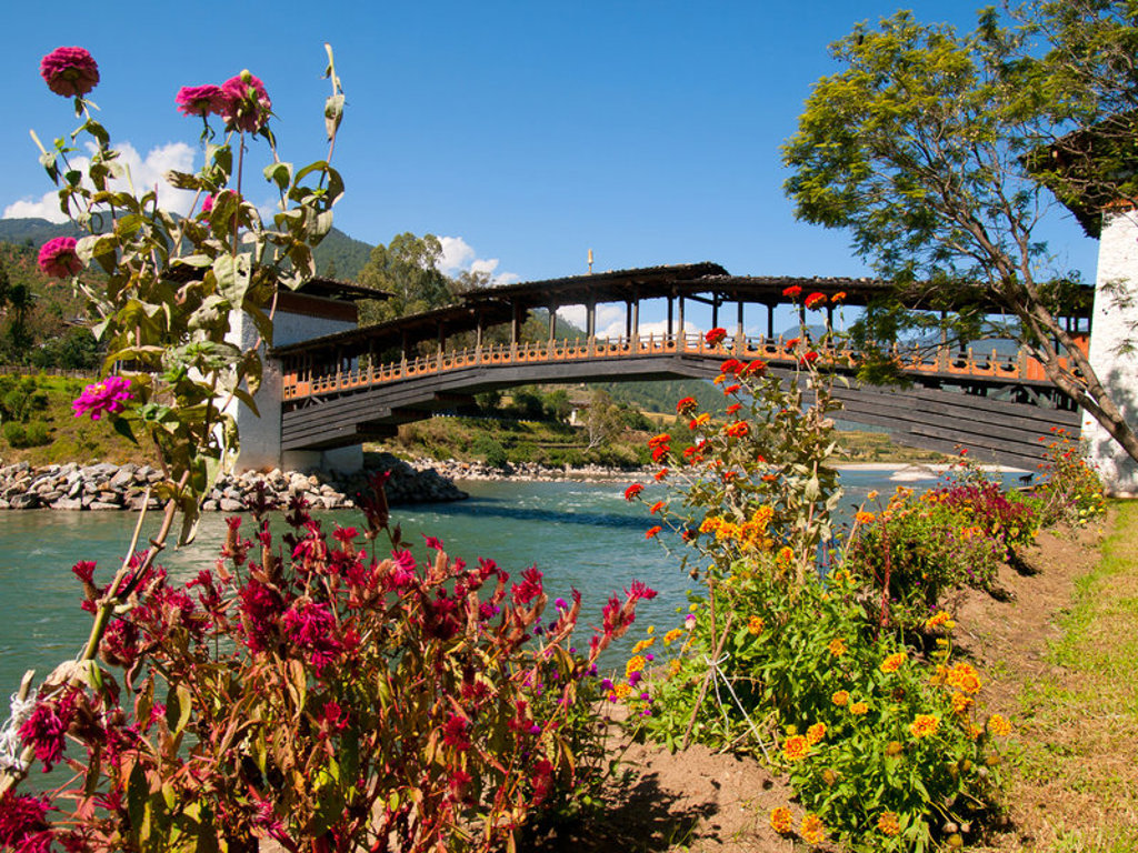 main_3._Bhutan_-_Punakha_-_brug_naar_Dzong.jpg