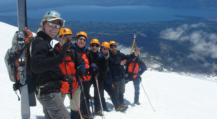 op wandeltocht in de bergen met een groep op wandeltocht in de bergen met een groep