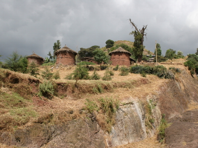 Traditionele ronde lemen hutten op een heuvel in Ethiopië, route Ethiopië 29 dagen.