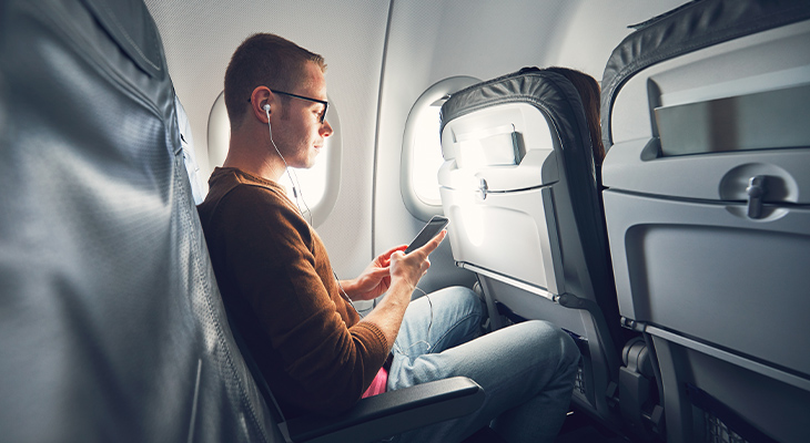 Muziek luisteren in het vliegtuig Muziek luisteren in het vliegtuig