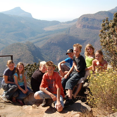 Groep reizigers bij een uitkijkpunt met uitzicht op de Blyde River Canyon tijdens de route Zuid-Afrika.