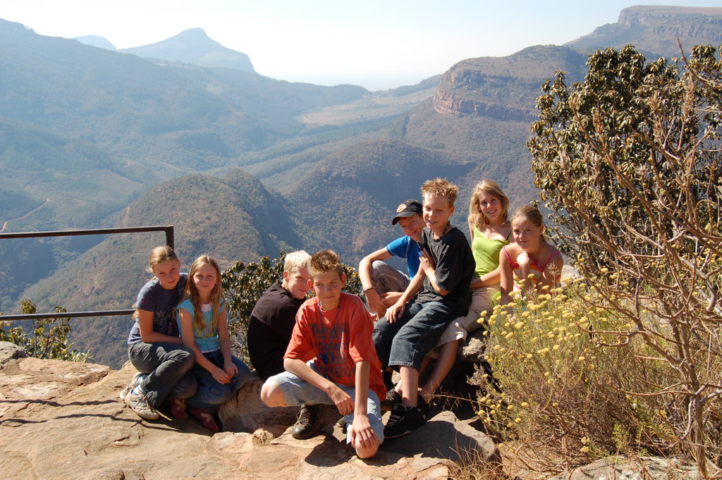 Groep reizigers bij een uitkijkpunt met uitzicht op de Blyde River Canyon tijdens de route Zuid-Afrika.