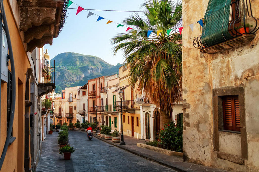 main_TEL_Lipari_old_town_shutterstock_685216996.jpg