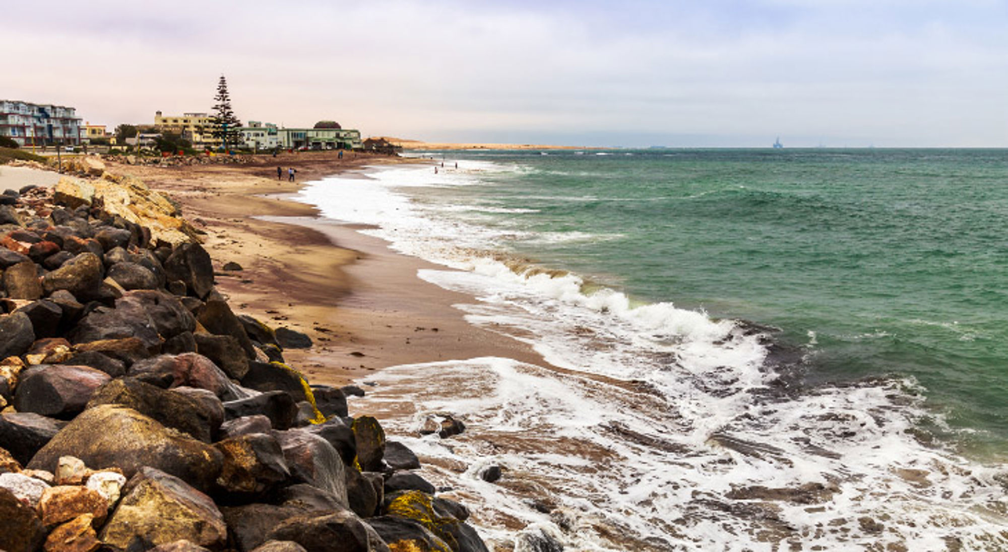 Golven en de kustlijn van Swakopmund, Namibië