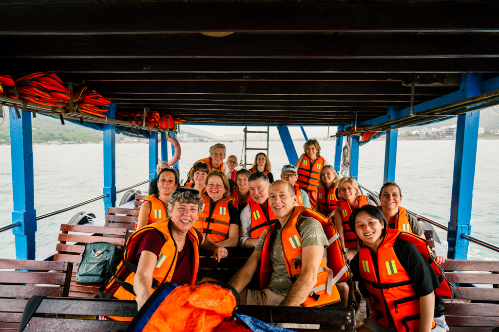 Groepsfoto met reizigers op een boot bij Nha Trang in Vietnam