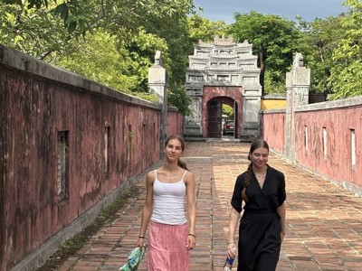 Twee tieners wandelen over de Citadel van Hué in Vietnam, tijdens de Familiereis Vietnam Kort.
