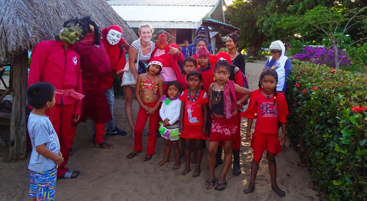 reiziger met lokale bevolking