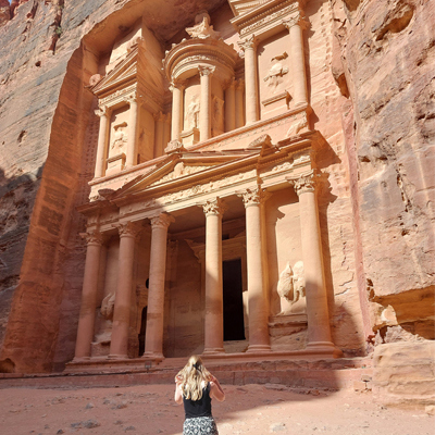 Lisa bij Petra in Jordanië