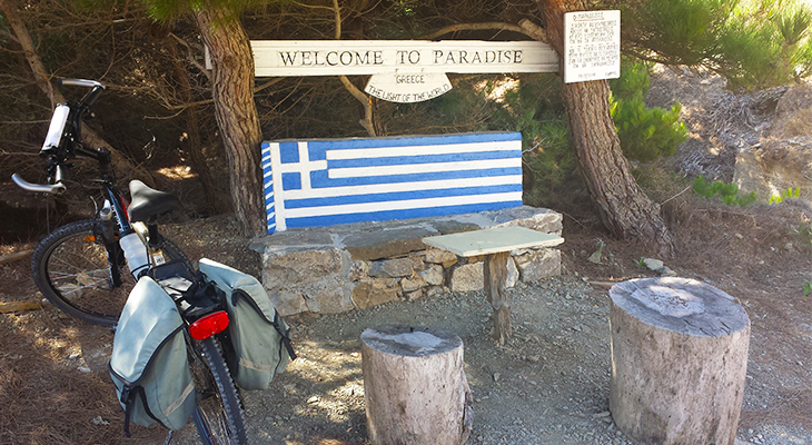 Gekleurd bankje in Ikaria, Griekenland Gekleurd bankje in Ikaria, Griekenland