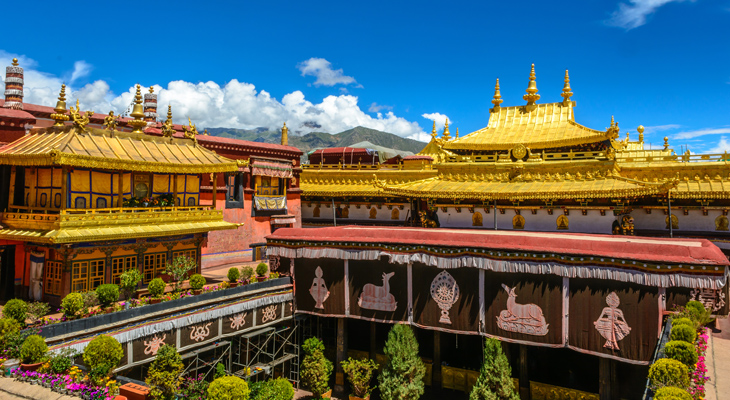 Lhasa in Tibet, een van de hoogste gelegen steden van de wereld Lhasa in Tibet, een van de hoogste gelegen steden van de wereld