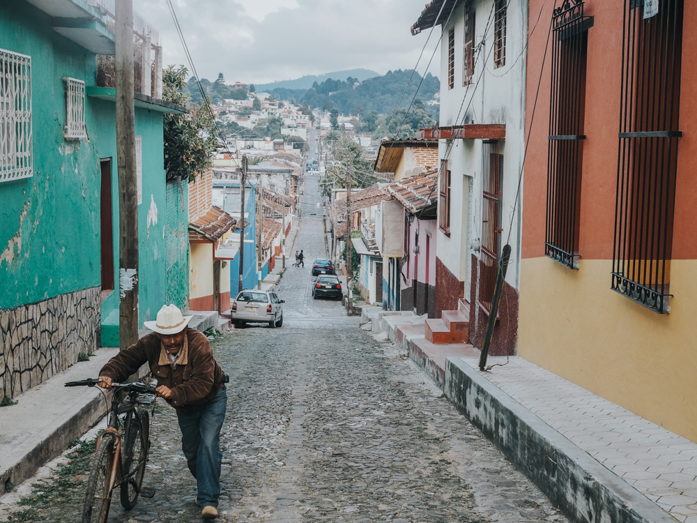 man met fiets in straat