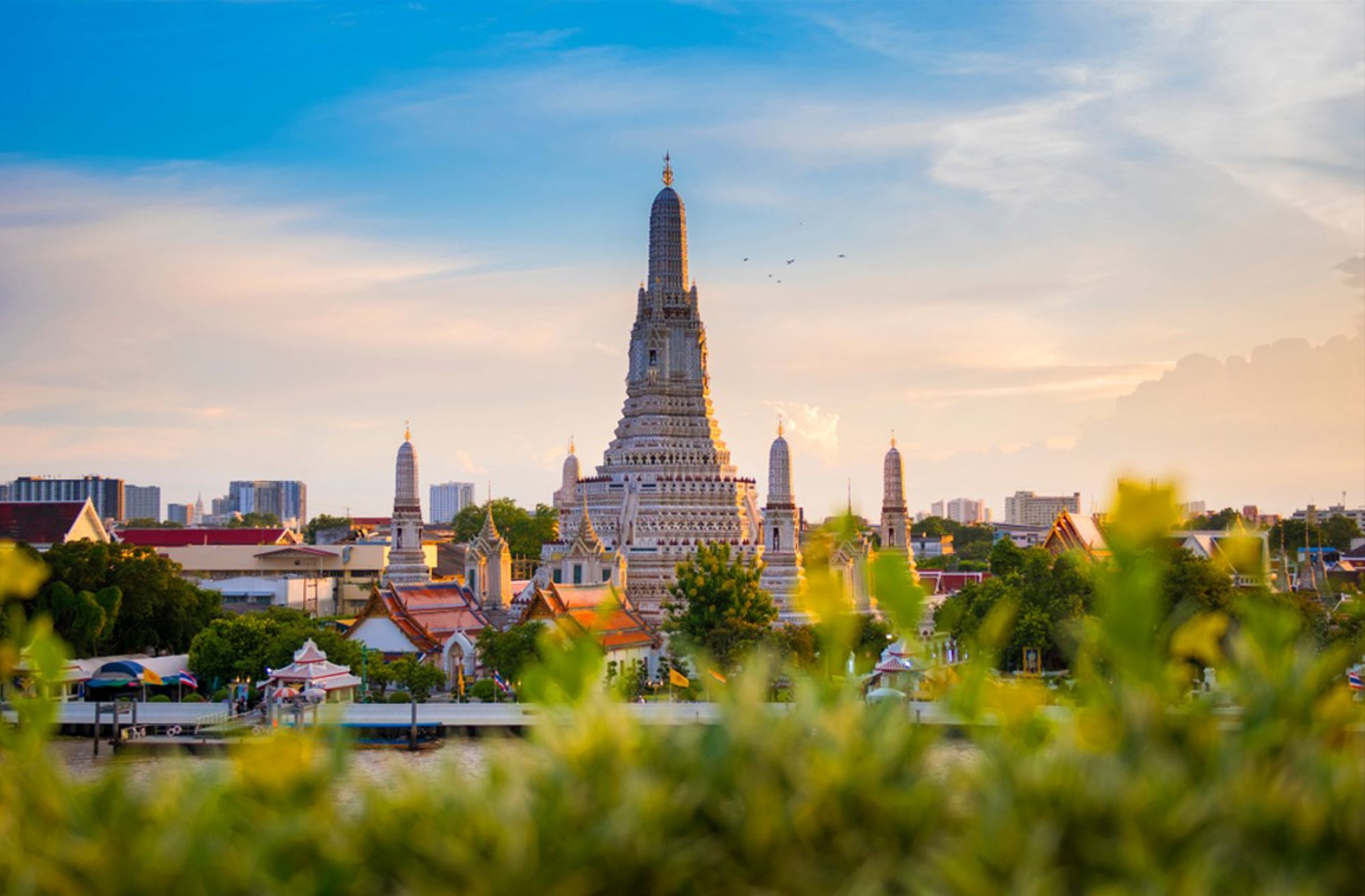 Wat Arun (Tempel van de Dageraad) aan de Chao Phraya-rivier in Bangkok, Thailand, bij zonsondergang.