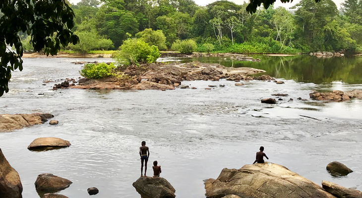 uitzicht over rivier in suriname