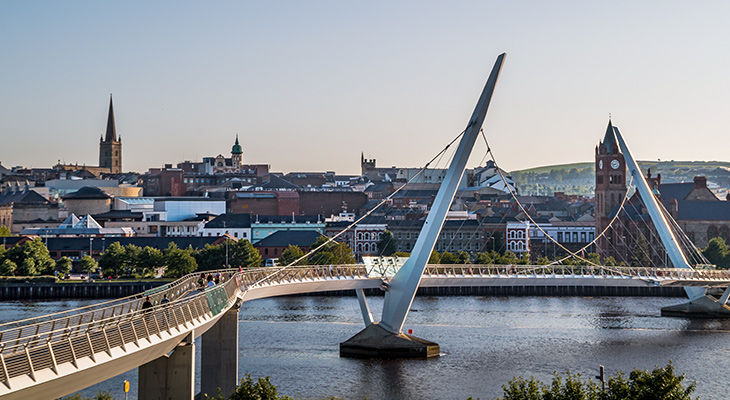 Peace Bridge, Londonderry, Noord-Ierland Peace Bridge, Londonderry, Noord-Ierland
