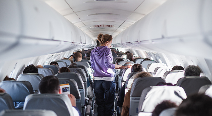 Benen strekken in het vliegtuig Benen strekken in het vliegtuig