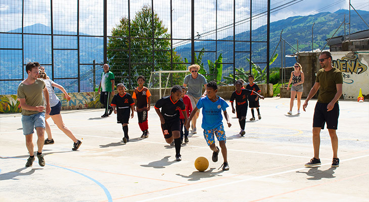 Sawadee reizigers voetballen bij Stichting Children of Medellín Sawadee reizigers voetballen bij Stichting Children of Medellín