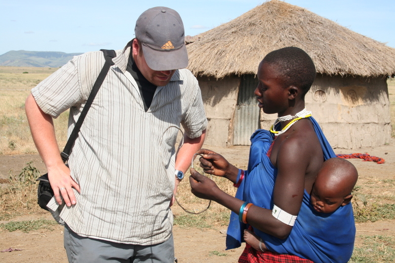 maasai local met reiziger