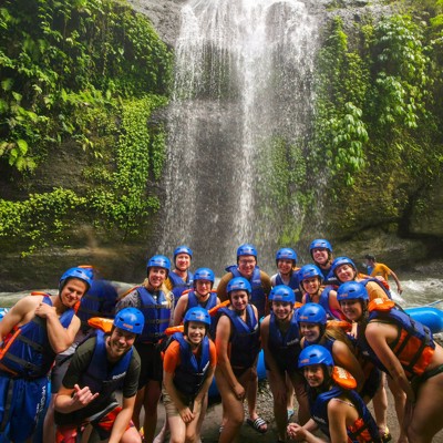 Groep 22-35ers bij waterval op Bali tijdens een avontuurlijke reis Indonesië.