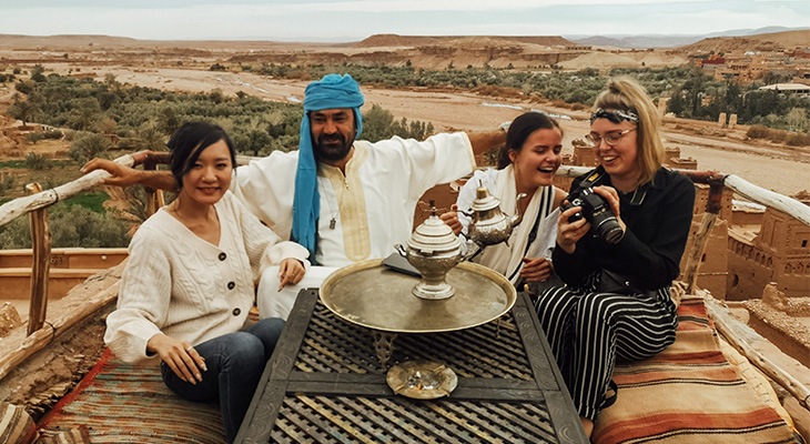 Foto met touristen Aït-Ben-Haddou Foto met touristen Aït-Ben-Haddou