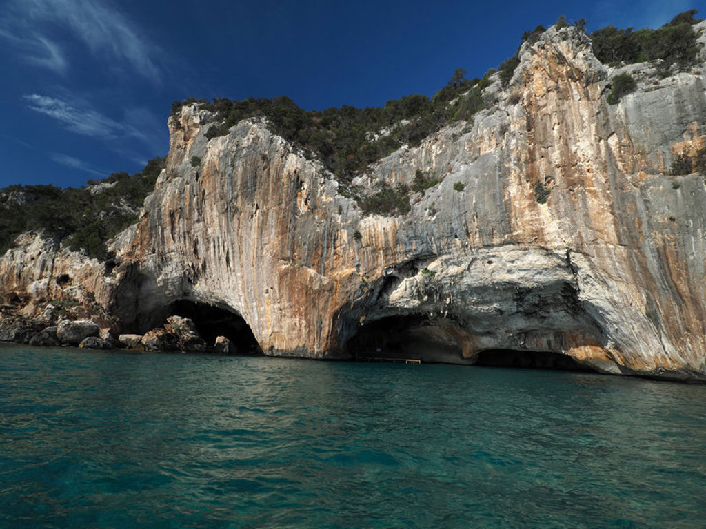 main_EWTES_Bue_Marino_Grotto_shutterstock_1802317285.jpg