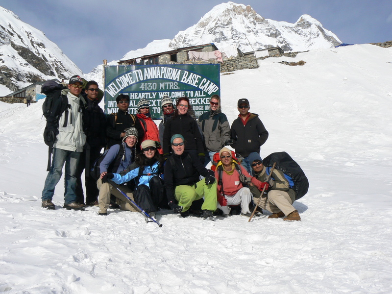 groepsfoto annapurna basecamp bord groepsfoto annapurna basecamp bord