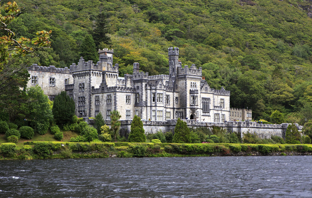 main_shutterstock_236310796_Kylemore_Abbey.jpg