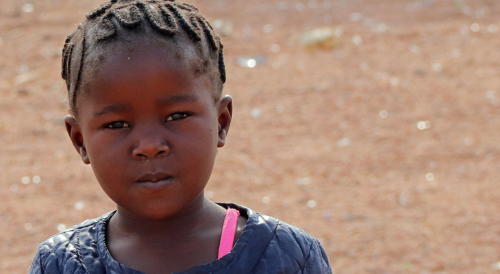 lokaal meisje in herero dorp in namibie