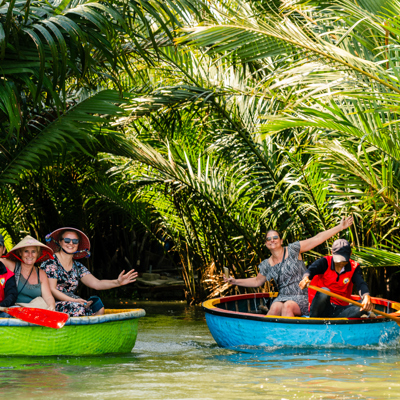 Groep reizigers in een kokosnootbootje in Hoi An in Vietnam