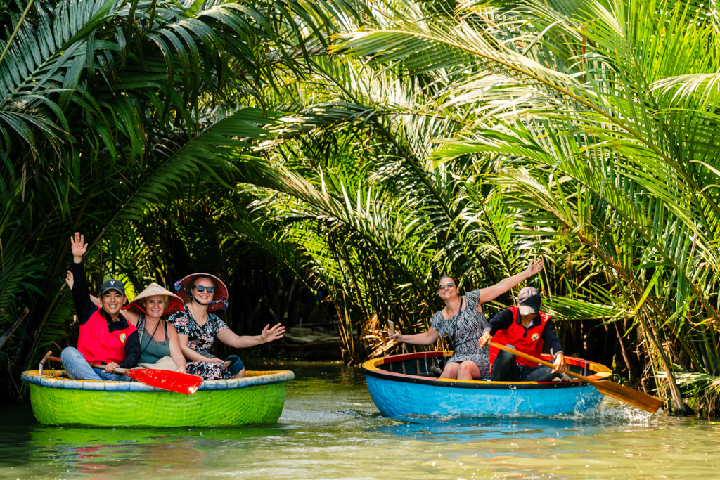 Groep reizigers in een kokosnootbootje in Hoi An in Vietnam
