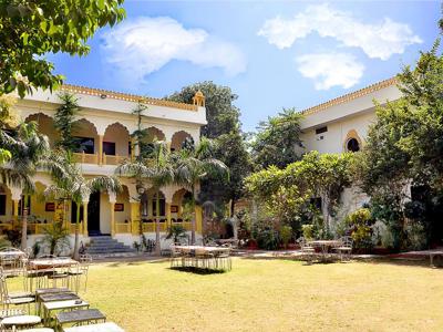 Raj Palace Resort - tuin