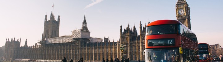 Rode dubbeldekkerbus bij de Big Ben en het Palace of Westminster in Londen, Engeland.