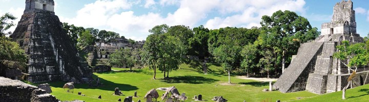 Maya-tempels in Tikal National Park, Guatemala, omringd door jungle en groene pleinen.