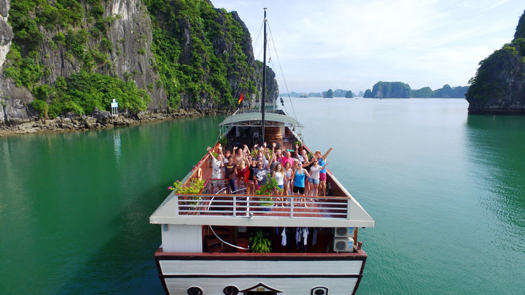 main_Vietnam-halong_bay_-_groepsfoto.jpg