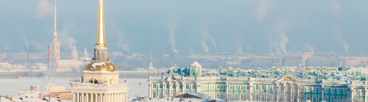 Winterpanorama van Sint-Petersburg met de gouden spits van de Admiraliteit en het Winterpaleis.