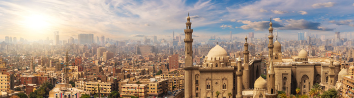 Skyline van Caïro met de Sultan Hassan-moskee en minaretten, Egypte.