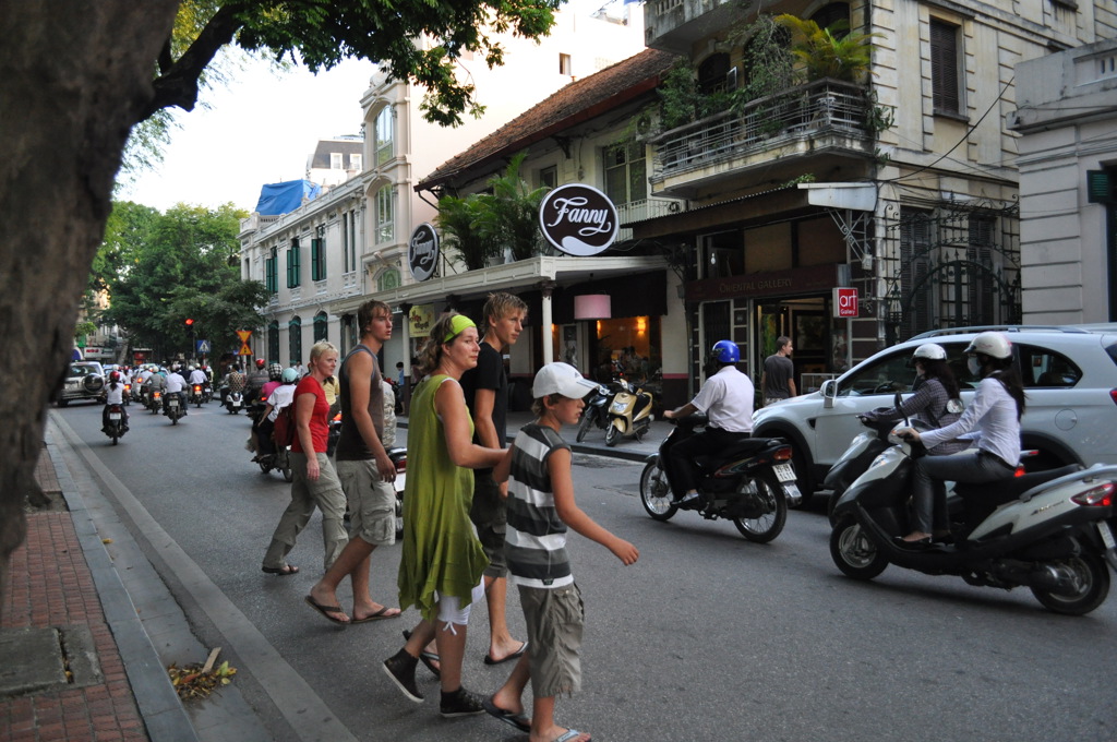 4 oversteken, een kunst annemarie putters vietnam.jpg