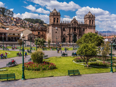 Plaza de Armas in Cusco met de kathedraal en groene tuinen, Peru.