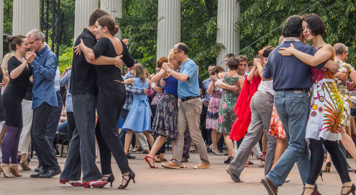 Tango dansende mensen in Buenos Aires Tango dansende mensen in Buenos Aires