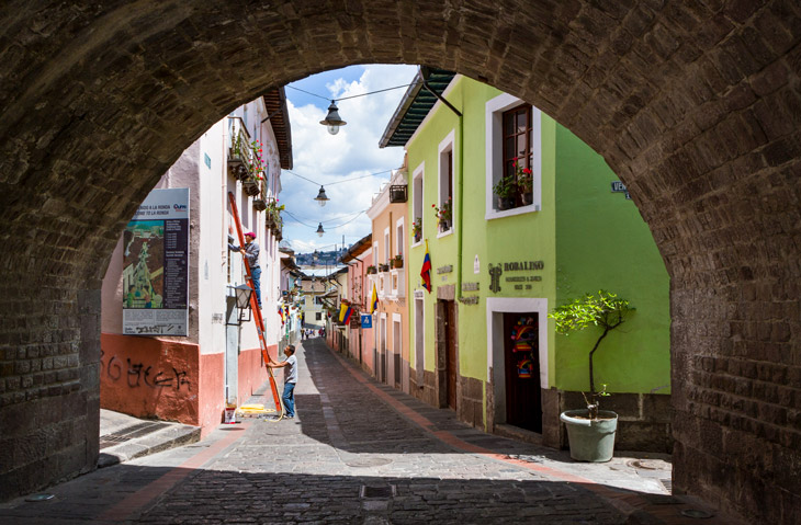 Ecuador onderdoorgang en straat Ecuador onderdoorgang en straat