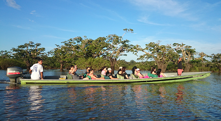 Groep in boot, Cuyabeno, Ecuador Groep in boot, Cuyabeno, Ecuador